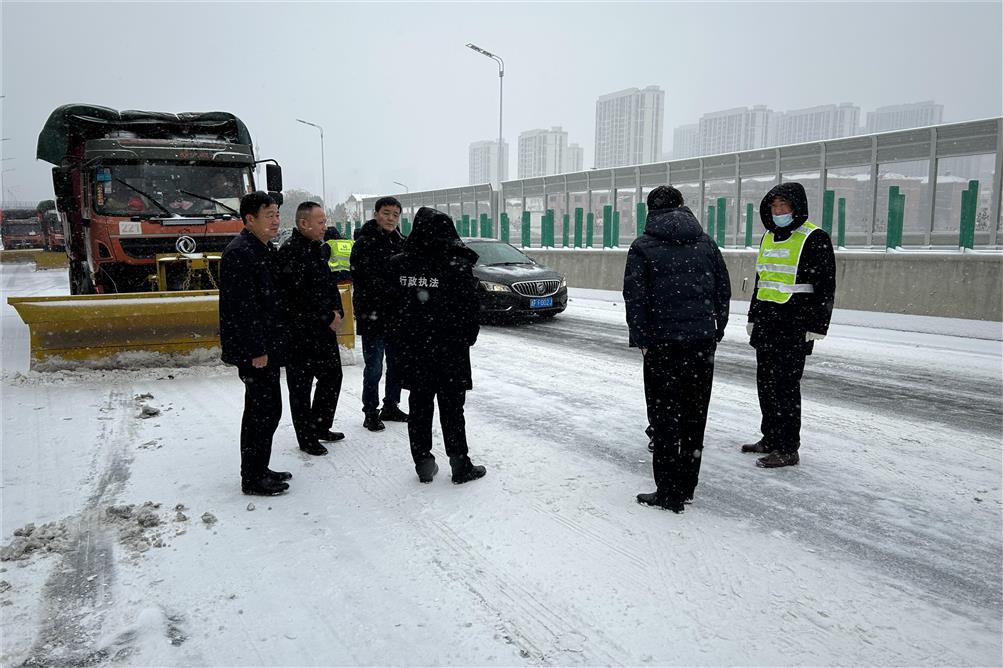 交通實(shí)業(yè)徹夜奮戰(zhàn)，除雪融冰保暢行